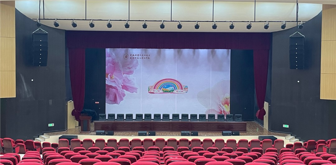 壁掛音箱 VS 天花喇叭：報告廳后場補(bǔ)聲方案全對比