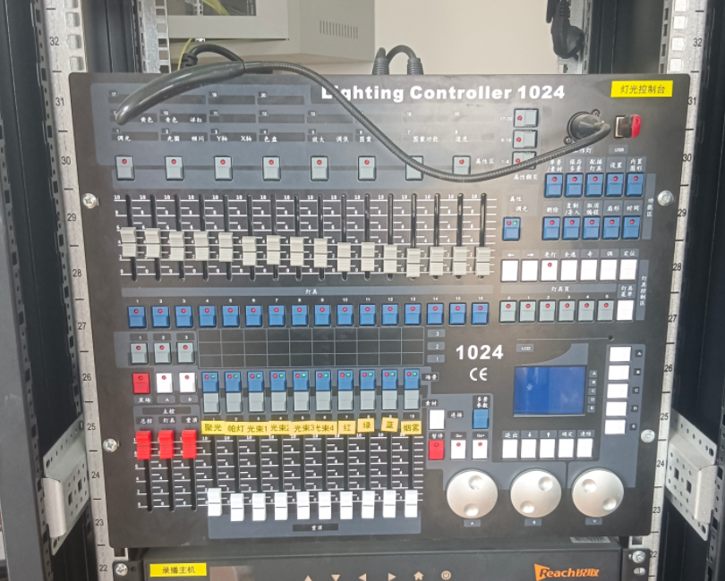 機(jī)房控制臺與人機(jī)交互體驗——將復(fù)雜科技化繁為簡